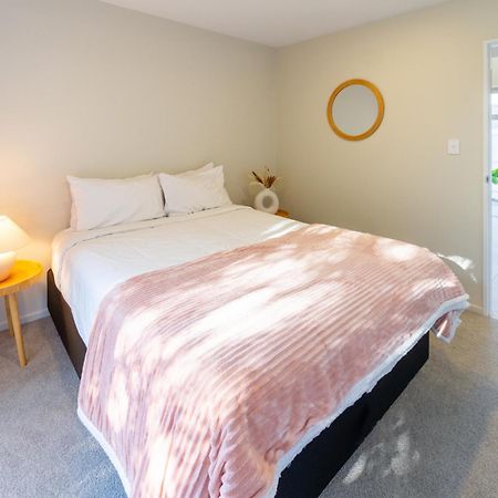 Luxury Beachside Living Elegant 3-Bedroom Haven Christchurch Exterior foto